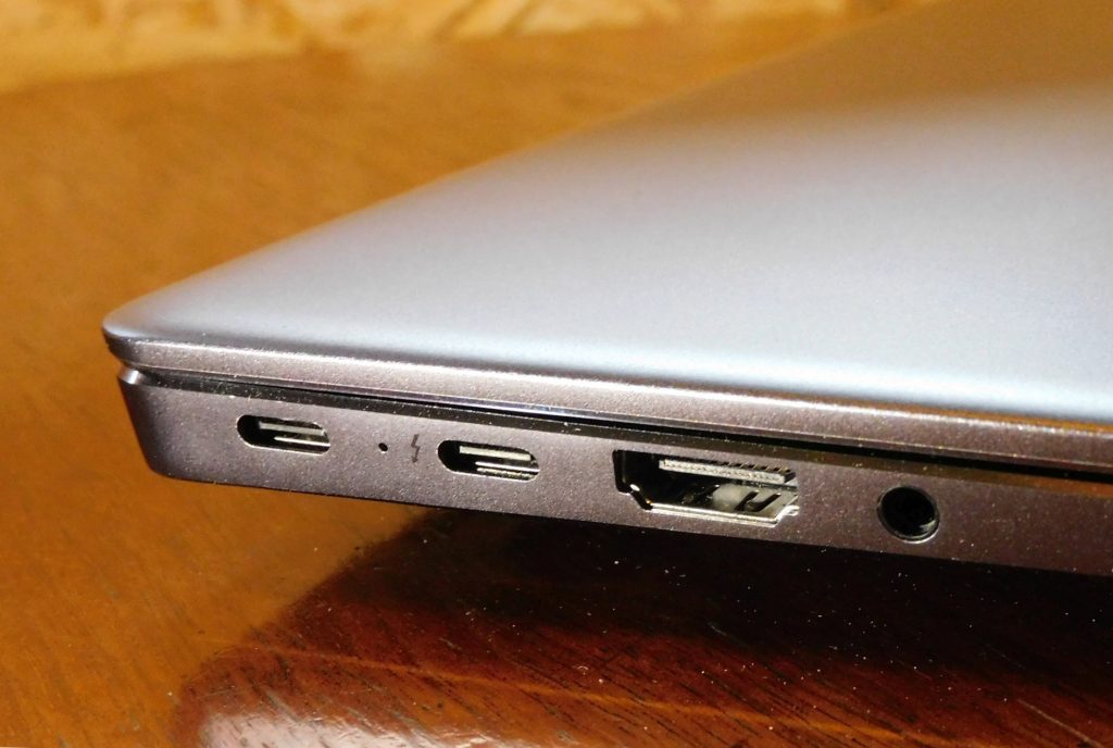 Zdjęcie przedstawia zestaw gniazd Huawei MateBook 14s
